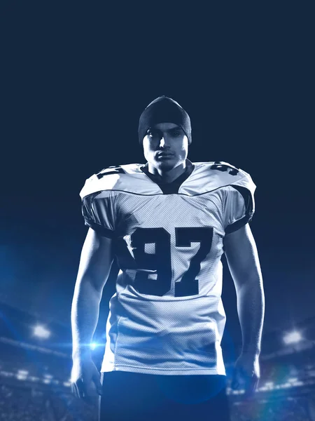 Portret Van Jonge Vertrouwen American Football Speler Het Veld Nachts — Stockfoto