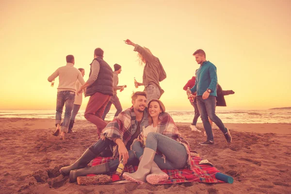 Giovane Coppia Godendo Con Gli Amici Intorno Fuoco Sulla Spiaggia — Foto Stock