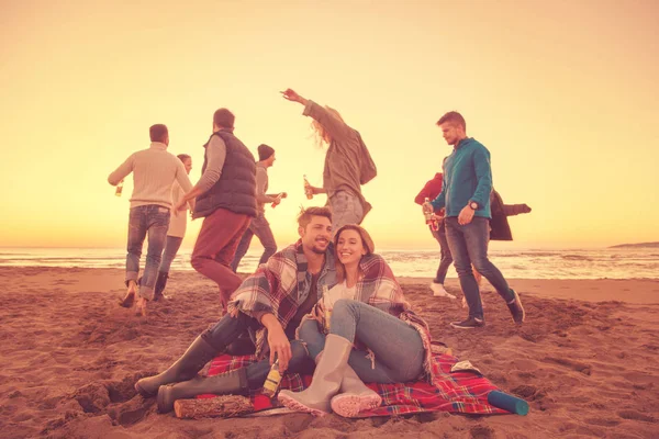 Casal Jovem Curtindo Com Amigos Redor Fogueira Praia Pôr Sol — Fotografia de Stock