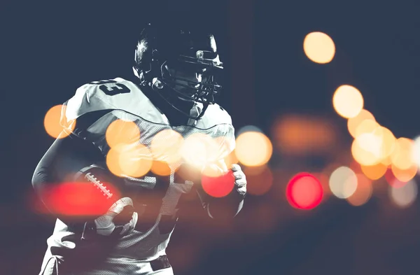Jogador Futebol Americano Segurando Bola Enquanto Corre Campo Noite — Fotografia de Stock