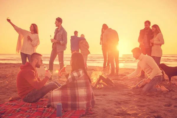 Junges Paar Genießt Mit Freunden Lagerfeuer Strand Bei Sonnenuntergang Bier — Stockfoto