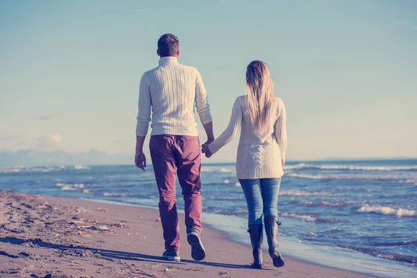 Unga Par Som Har Roligt Promenader Och Kramas Stranden Hösten — Stockfoto