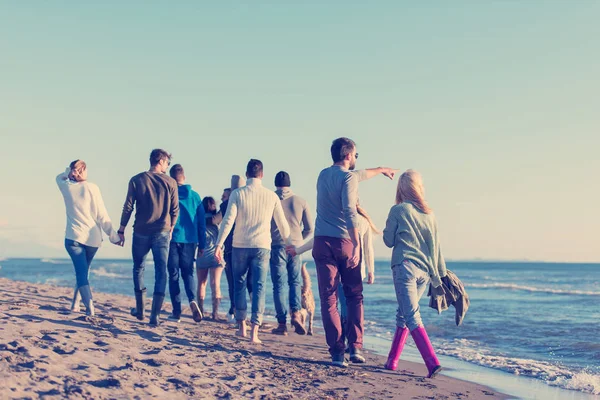 Grupp Unga Vänner Tillbringa Dagen Tillsammans Kör Stranden Höstdagen — Stockfoto