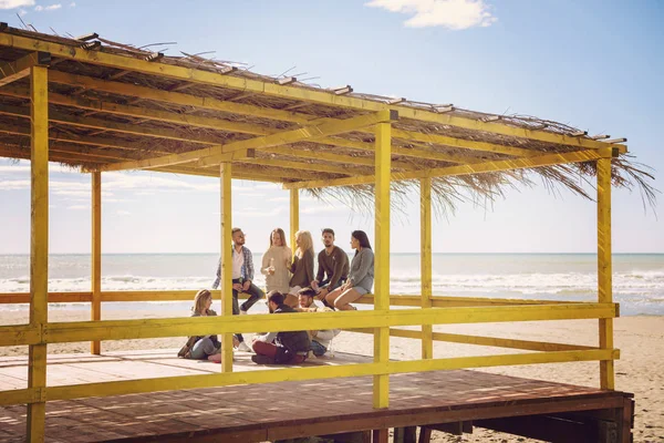 Grup Fericit Prieteni Atârnând Beach House Distrându Bând Bere Ziua — Fotografie, imagine de stoc