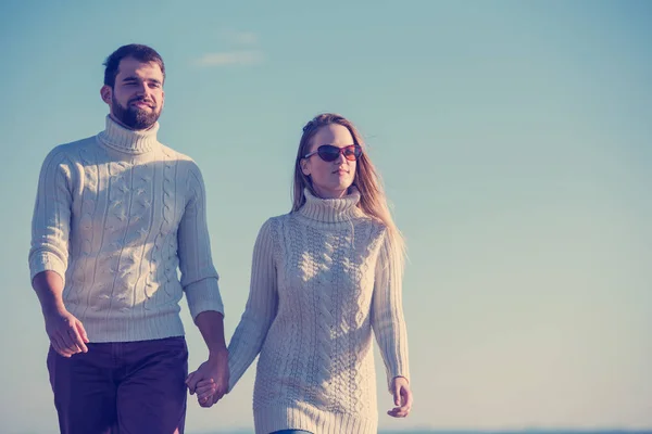 Pareja Joven Divirtiéndose Caminando Abrazándose Playa Durante Día Soleado Otoño —  Fotos de Stock