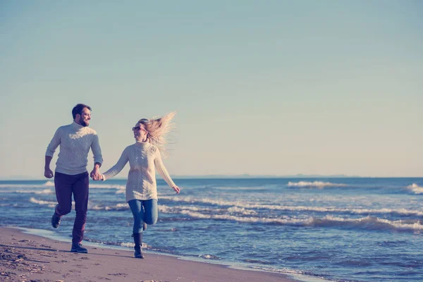 Pareja Joven Divirtiéndose Caminando Abrazándose Playa Durante Día Soleado Otoño — Foto de Stock