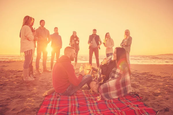 Pareja Joven Disfrutando Con Amigos Alrededor Campfire Playa Atardecer Bebiendo —  Fotos de Stock