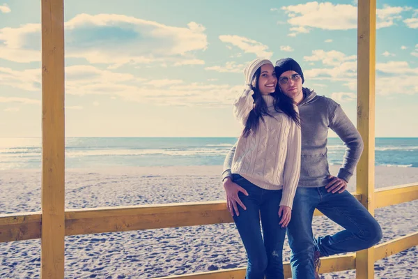 Feliz Casal Enyojing Tempo Juntos Praia Durante Dia Outono — Fotografia de Stock