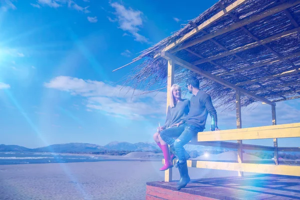 Pareja Bebiendo Cerveza Juntos Bar Playa Vacío Durante Otoño — Foto de Stock