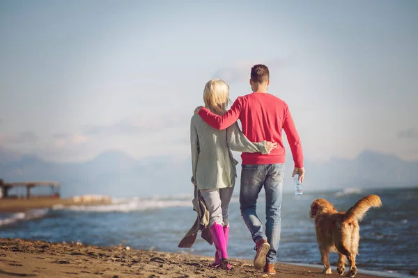 Pareja Corriendo Playa Sosteniendo Sus Manos Con Perro Día Autmun — Foto de Stock