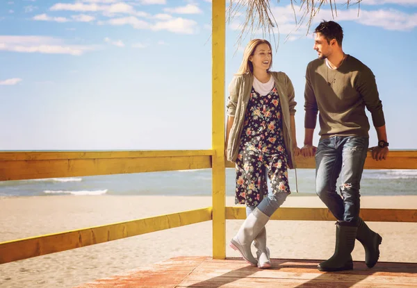 秋天里 这对幸福的情侣在海滩共度时光 — 图库照片