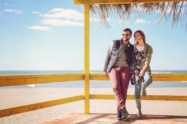 Happy Couple Enyojing Time Together Beach Autumn Day — Stock Photo, Image