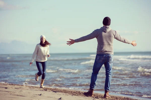 Junges Paar Hat Spaß Beim Spazierengehen Und Umarmen Strand Einem — Stockfoto