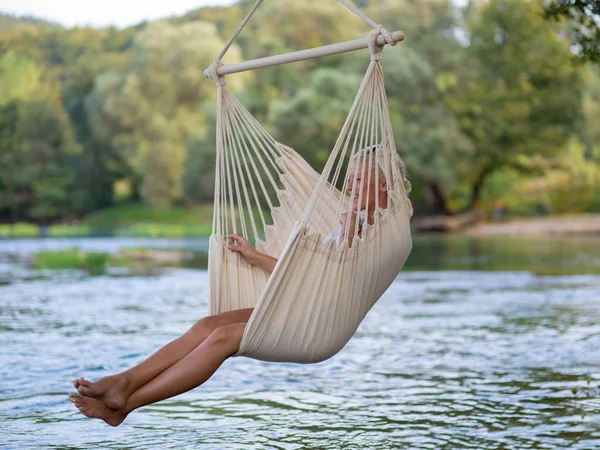 Unga Blonda Kvinnan Vilar Hängmattan Medan Njuter Naturen Älvstranden — Stockfoto