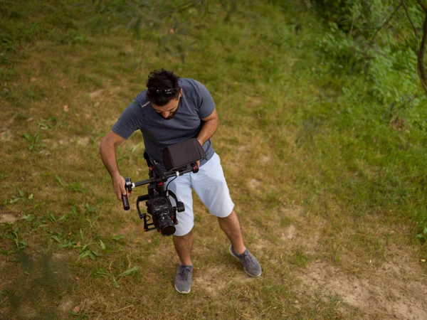 Jeune Vidéaste Avec Gimball Vidéo Slr Travail Dans Belle Nature — Photo