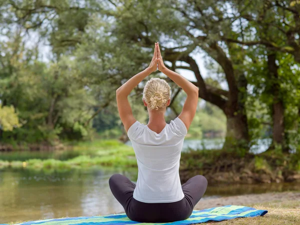 Здоровая Женщина Расслабляется Время Медитации Занятий Йогой Упражнения Красивой Природе — стоковое фото
