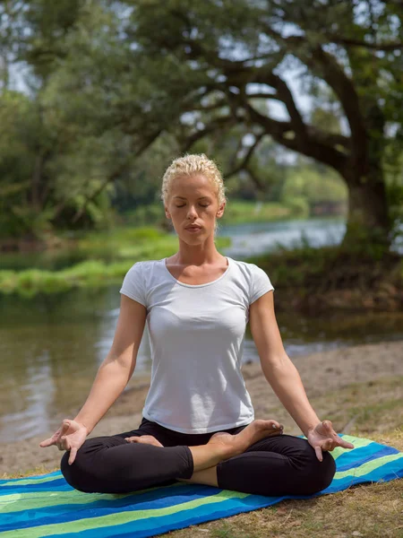 Gezonde Vrouw Ontspannen Terwijl Mediteren Yoga Doen Prachtige Natuur Aan — Stockfoto