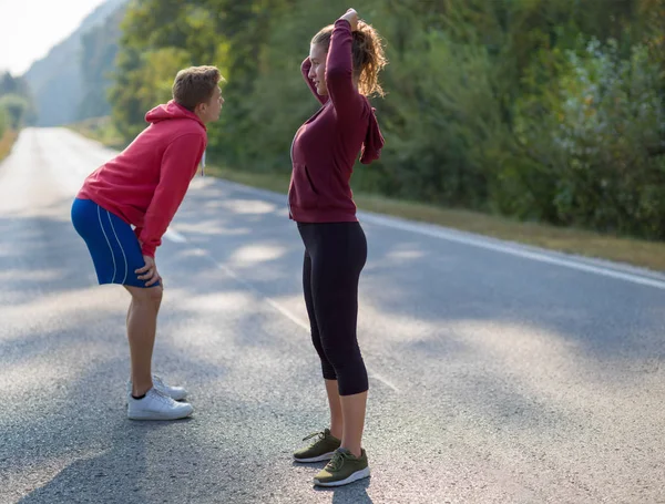 Genç Çift Isınma Germe Ülke Road Egzersiz Fitness Kavramı Üzerinde — Stok fotoğraf