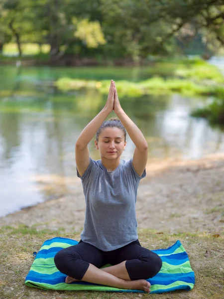 Gezonde Vrouw Ontspannen Terwijl Mediteren Yoga Doen Prachtige Natuur Aan — Stockfoto