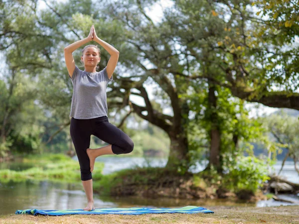Frisk Kvinna Avkopplande Medan Mediterar Och Gör Yoga Tränar Den — Stockfoto
