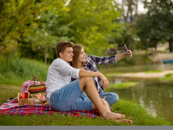Pár Lásce Selfie Pomocí Mobilního Telefonu Piknik Čas Pití Jídlo — Stock fotografie
