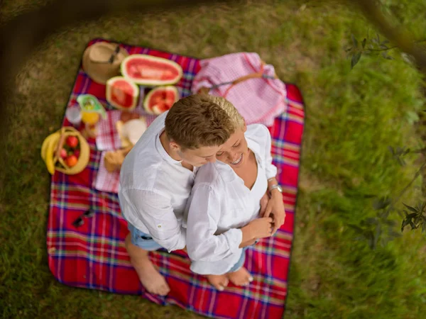 Pareja Amor Disfrutando Picnic Bebida Comida Hermosa Naturaleza Orilla Del —  Fotos de Stock