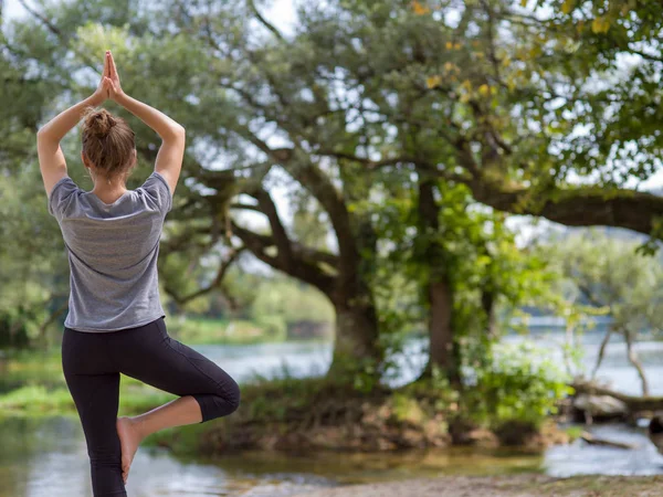 Frisk Kvinna Avkopplande Medan Mediterar Och Gör Yoga Tränar Den — Stockfoto