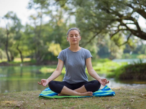 Donna Sana Rilassante Mentre Medita Esercizio Yoga Nella Splendida Natura — Foto Stock