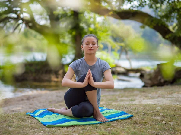Gezonde Vrouw Ontspannen Terwijl Mediteren Yoga Doen Prachtige Natuur Aan — Stockfoto