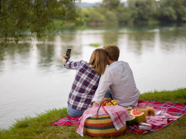 Ζευγάρι Στην Αγάπη Λήψη Selfie Από Κινητό Τηλέφωνο Απολαμβάνοντας Πικνίκ — Φωτογραφία Αρχείου