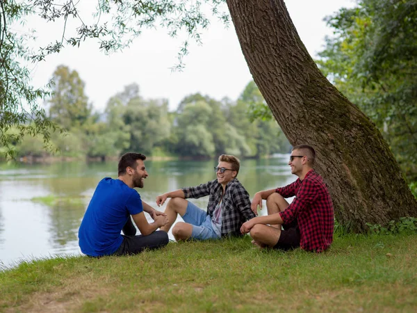 Groupe Jeunes Hommes Jouissant Nature Assis Sur Rive Rivière — Photo