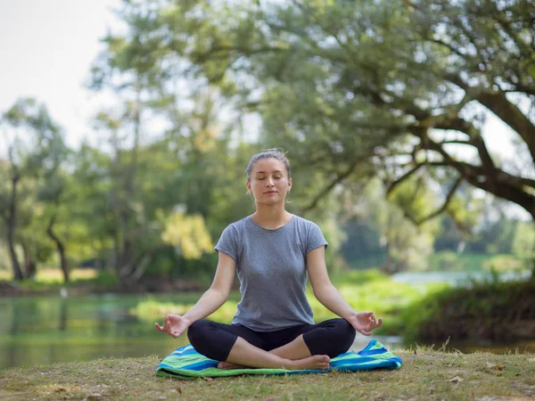 Zdravá Žena Uvolňující Zatímco Meditaci Dělal Cvičení Krásné Přírodě Břehu — Stock fotografie