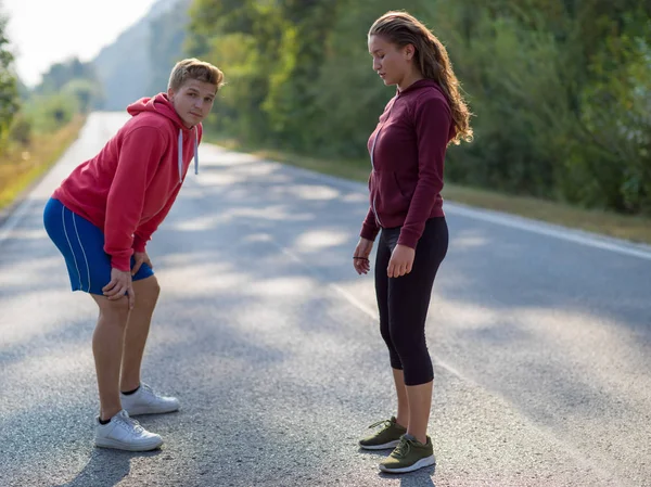 Genç Çift Isınma Germe Ülke Road Egzersiz Fitness Kavramı Üzerinde — Stok fotoğraf