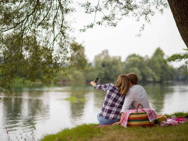 Casal Apaixonado Tirando Uma Selfie Pelo Telefone Celular Enquanto Desfruta — Fotografia de Stock