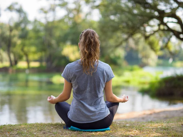 Mulher Saudável Relaxar Enquanto Meditar Fazer Exercício Ioga Bela Natureza — Fotografia de Stock