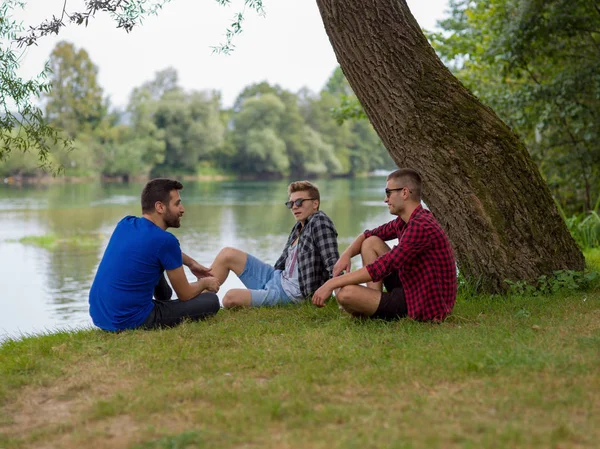 Grupp Unga Män Njuter Naturen Sitter Banken Floden — Stockfoto