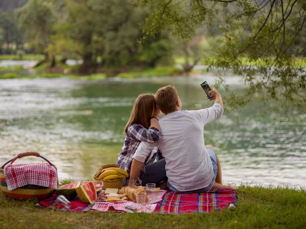 Paar Liefde Nemen Van Een Selfie Door Mobiele Telefoon Terwijl — Stockfoto