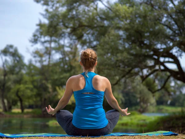 Healthy Woman Relaxing While Meditating Doing Yoga Exercise Beautiful Nature — Stock Photo, Image