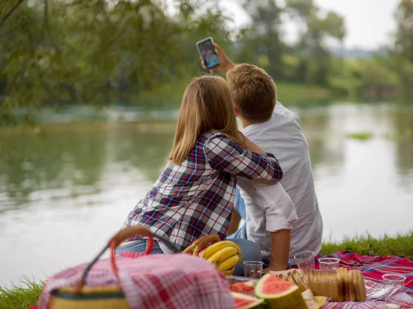 Casal Apaixonado Tirando Uma Selfie Pelo Telefone Celular Enquanto Desfruta — Fotografia de Stock
