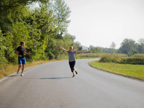 Pareja Joven Disfrutando Estilo Vida Saludable Mientras Trota Largo Camino — Foto de Stock