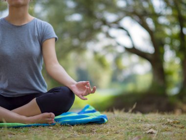 sağlıklı kadın meditasyon ve yoga yaparken Nehri kıyısında güzel doğada egzersiz yaparken rahatlatıcı