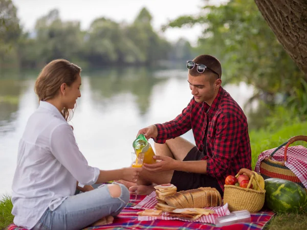 Verliebte Paare Genießen Picknick Drink Und Essen Schöner Natur Flussufer — Stockfoto
