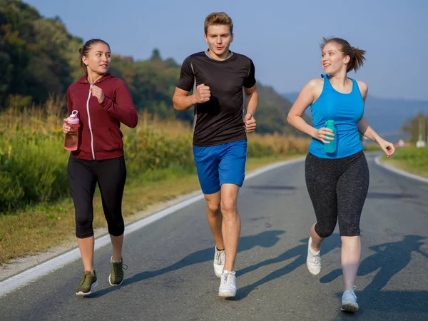 Grupp Ungdomar Jogging Land Road Runners Körs Den Öppna Vägen — Stockfoto