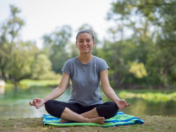 Gezonde Vrouw Ontspannen Terwijl Mediteren Yoga Doen Prachtige Natuur Aan — Stockfoto