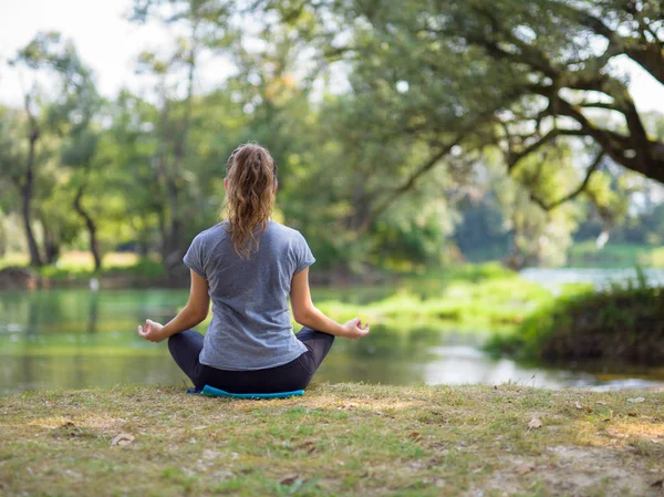 Donna Sana Rilassante Mentre Medita Esercizio Yoga Nella Splendida Natura — Foto Stock