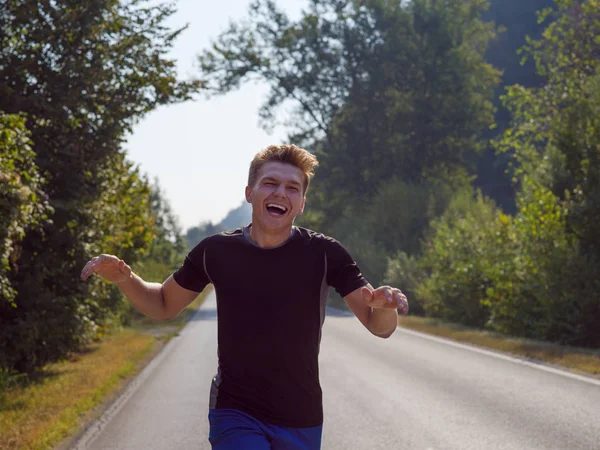 Jovem Desfrutando Estilo Vida Saudável Enquanto Corre Longo Uma Estrada — Fotografia de Stock