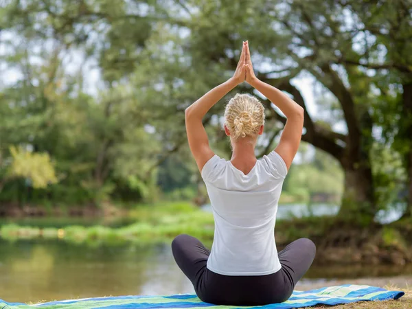 Mujer Sana Relajándose Mientras Medita Haciendo Ejercicio Yoga Hermosa Naturaleza — Foto de Stock