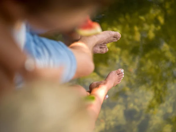 Forelsket Par Som Nyter Piknik Spiser Vannmelon Vakker Natur Elvebredden – stockfoto