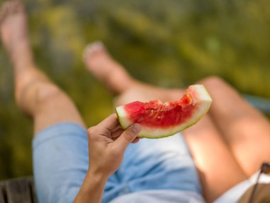 Nehir kıyısında güzel doğada karpuz yeme piknik vaktinizi aşık çift