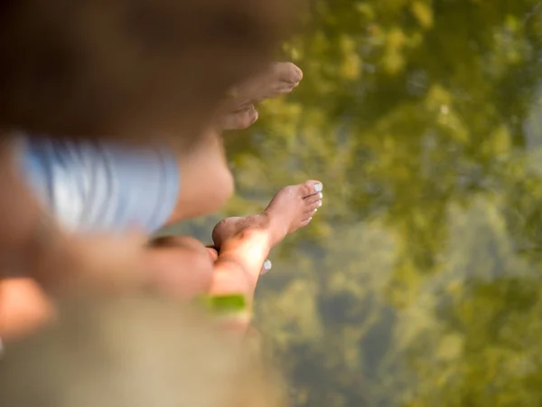 情侣在爱享受野餐时间吃西瓜在美丽的自然河岸上 — 图库照片